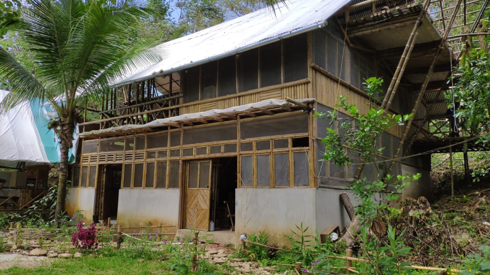 Casa de campo de dos niveles en bambú